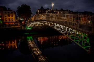 Fototapeta na wymiar beautiful shot of Dublin most iconic bridge at night 