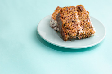 Rebanada de pastel de zanahoria sobre plato menta