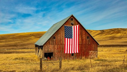 Showing the USA flag with pride on my barn - obrazy, fototapety, plakaty