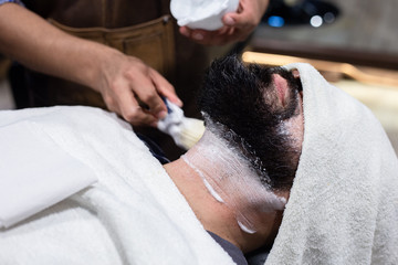 Barbón en peluquero, rasurando barba