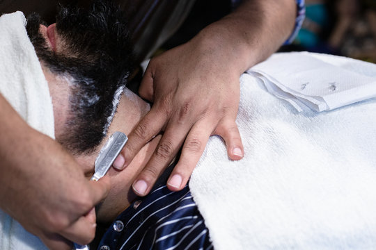 Barb&oacute;n en peluquero, rasurando barba