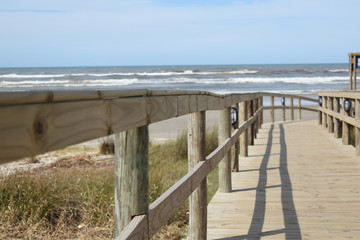 Fototapeta na wymiar wooden walkway to the beach
