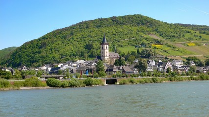 ライン川沿いの教会と街並みのコラボ情景＠ドイツ