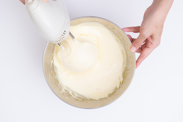 自宅でスポンジケーキを焼く工程　卵とグラニュー糖をハンドミキサーで混ぜる様子