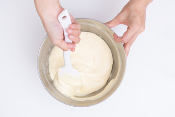 自宅でスポンジケーキを焼く工程　ヘラで生地を混ぜる様子