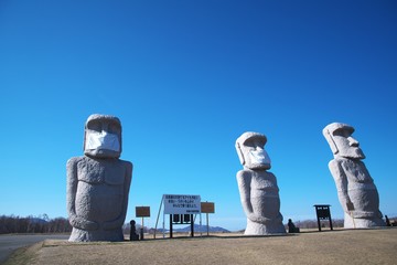 モアイ像の大きいマスク