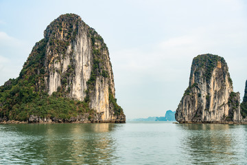 Fototapeta na wymiar Beautiful island landscape of Halong Bay the UNESCO world heritage site in Vietnam. The bay features thousands of limestone karsts in various shapes and sizes.