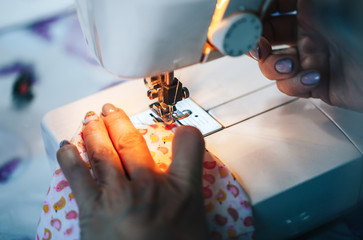 Sewing face masks during an epidemic, a sewing machine, how to properly sew face masks at home,...