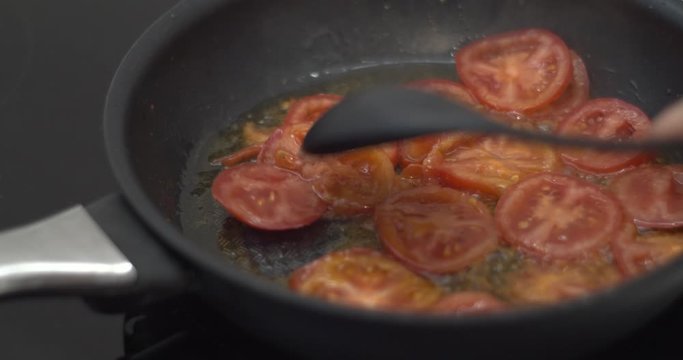 Cuocere pomodori in padella per preparare una buona ricetta mediterranea