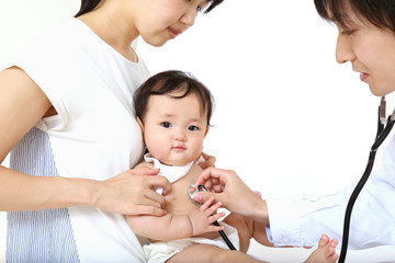 お母さんに抱かれれ診察を受ける赤ちゃん