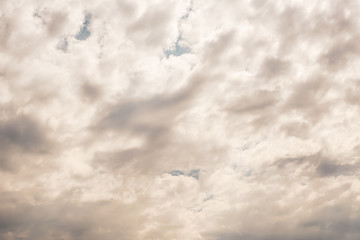 Wolken im Gegenlicht