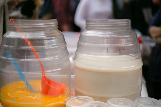 Garrafones de agua fresca de horchata y maracuya 