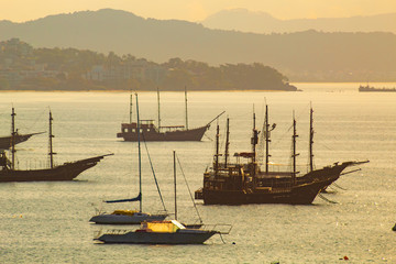 Fototapeta premium Florianopolis Barcos ancorados com o dia indo embora na praia da Cachoeira do Bom Jesus em Florianópolis, SC, Brasil