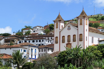 Obraz premium Front view of an impressive colonial church and buildings in historical town Serro on a sunny day, Minas Gerais, Brazil 