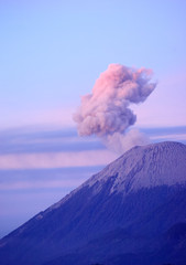 Schilderachtig uitzicht op vulkanische bergen tegen de lucht