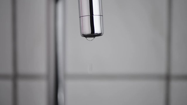 The sound of the dripping tap, in the everyday situation of a kitchen, the most astonishing noises are made, including that of the drops in a tap. No drop is the same, no drop sounds the same.