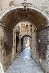 Obraz premium SIBENIK / CROATIA - AUGUST 2015: Narrow street in the historic centre of Sibenik town, Croatia