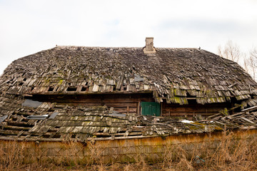 Fototapeta na wymiar abandoned wooden cottage in an old village