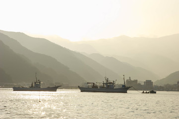 Fototapeta premium 太陽光線のグラデーションが美しい沼津の海と船