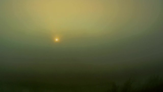 Time lapse su Benevento all'alba con la nebbia e scia di aereo