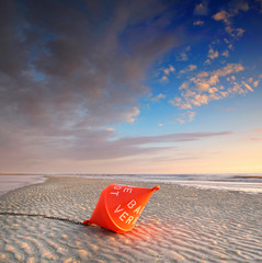 Boje am einsamen Strand
