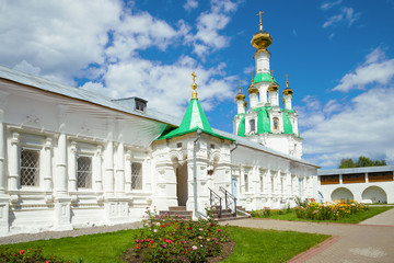 Fototapeta na wymiar Spasskaya Church in the Svyato-Vvedenskiy Tolgskiy Monastery on a sunny July day. Yaroslavl, Golden Ring of Russia