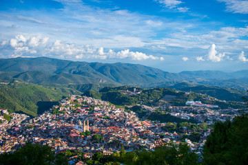 Vista panorámica al atardecer de Taxco de Alarcón, Guerrero, México, desde el mirador del Cerro de Atachi, mostrando la Catedral de Santa Prisca