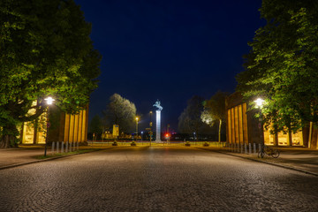 Platz an einem historischen Museumsgebäude in Düsseldorf bei Nacht
