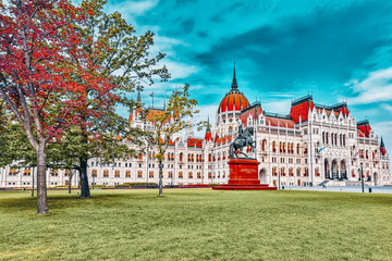 Fototapeta premium BUDAPEST, HUNGARY-MAY 04, 2016: Hungarian Parliament Main Entrance. Panoramic view. Hungary.
