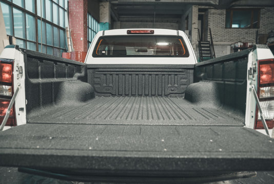 Truck bed liner polyurea coating