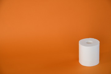 トイレットペーパー　背景オレンジ色