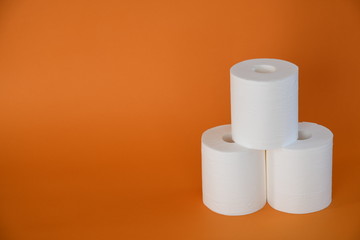 トイレットペーパー　背景オレンジ色