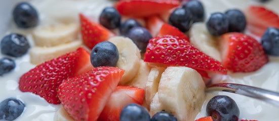 Gesundes Essen mit Früchten - Birchermüsli