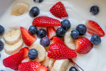 Gesundes Essen mit Früchten - Birchermüsli