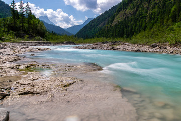 Fototapeta na wymiar water scenery in the alps