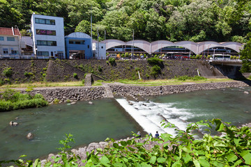 早川と箱根湯本駅