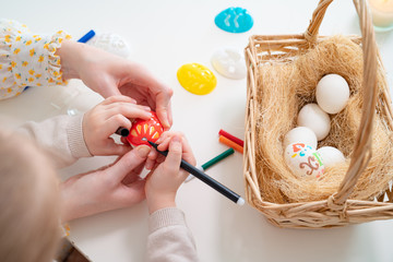 hands decorate with marker and stencil  eggs
