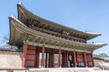 Fototapeta na wymiar changdeok gung palace main entrance