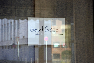 geschlossen zettel im schaufenster