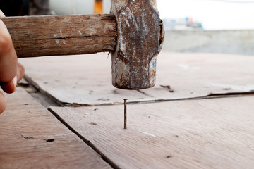 金づちで釘を打つDIYの写真