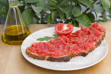 Tostada con tomates