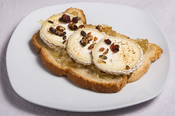 Sandwich with fresh goat cheese