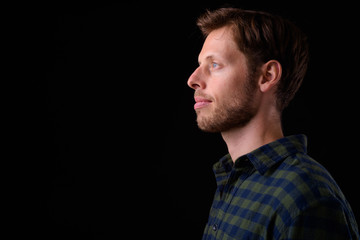 Obraz premium Closeup profile view of bearded hipster man