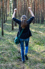 Frau im Wald, von hinten