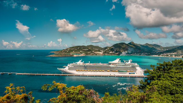 Vaisseau de croisi&egrave;re dans Simpson Bay &agrave; Saint-Martin