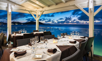 Restaurant avec vue sur mer au couché du soleil