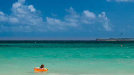 Fototapeta na wymiar Fille avec sa bouée dans la mer Caraïbe