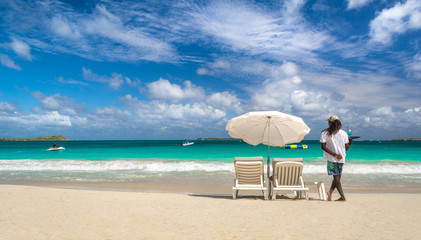 Serveur sur la plage devant le mer turquoise