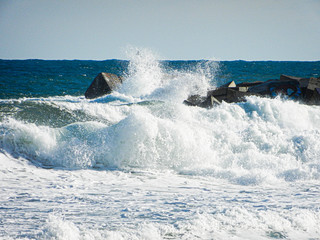 Olas rompiendo en rocas