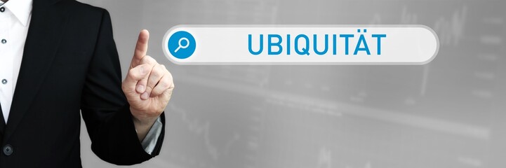 Ubiquität. Mann im Anzug zeigt mit dem Finger auf ein Suchfeld. Das Wort Ubiquität steht in der Suche. Symbol für Business, Finanzen, Statistik, Analyse, Wirtschaft
